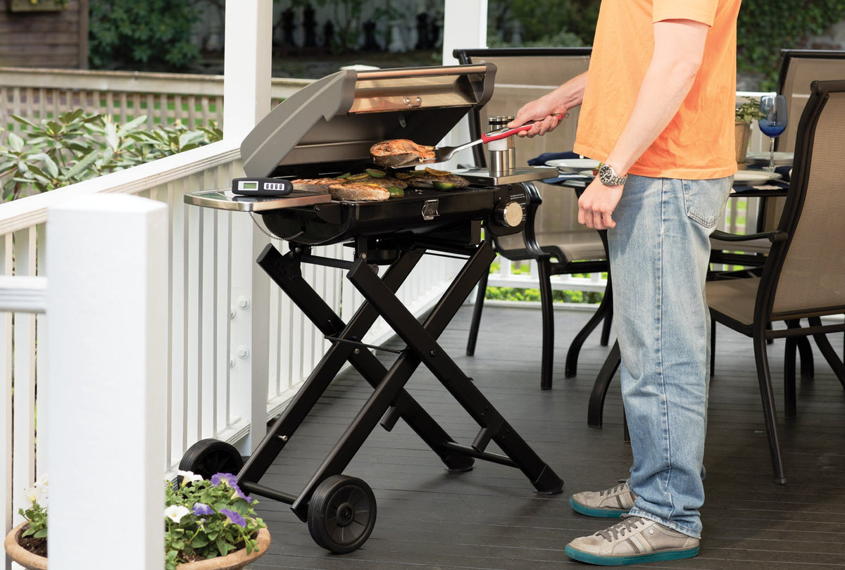 Portable Gas Grill and 3-Piece Grilling Tool Set I568